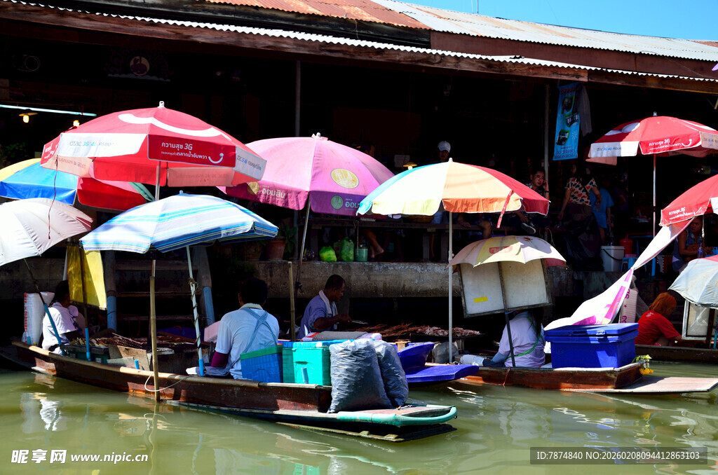 马来西亚水上集市多彩遮阳伞场景