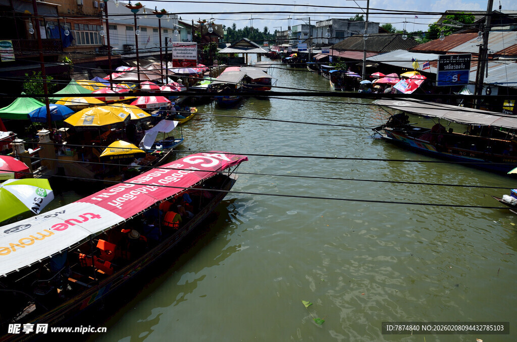 水上集市的多彩船只