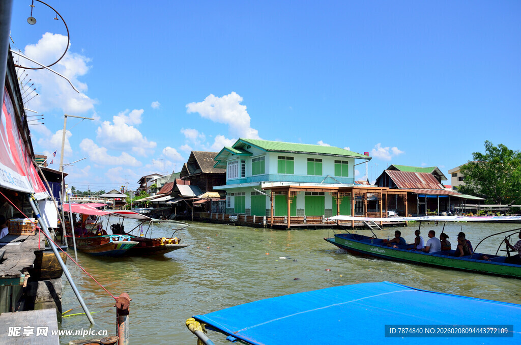 马来西亚水乡河畔船只与多彩建筑