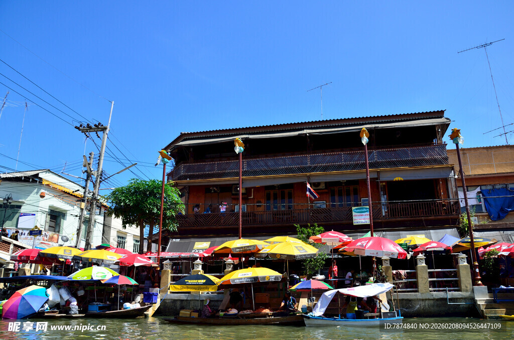 马来西亚古街多彩伞下的热闹场景