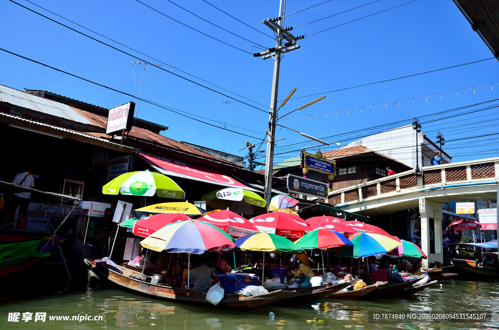 马来西亚水上集市多彩船只景观