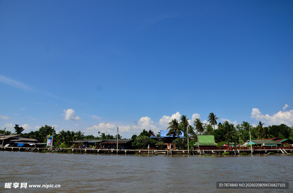 马来西亚河畔风光 蓝天绿树相伴