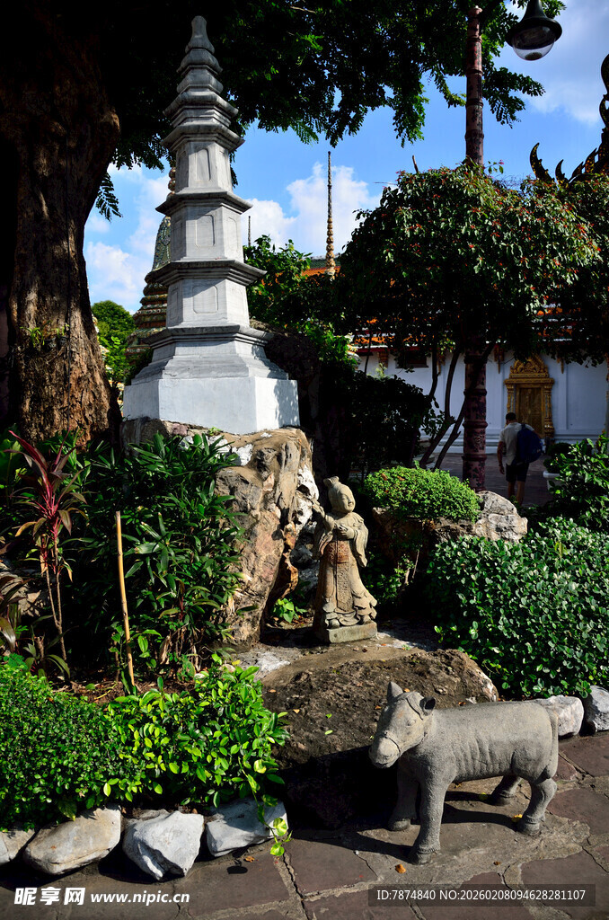 中式园林景观中的石塔与石兽