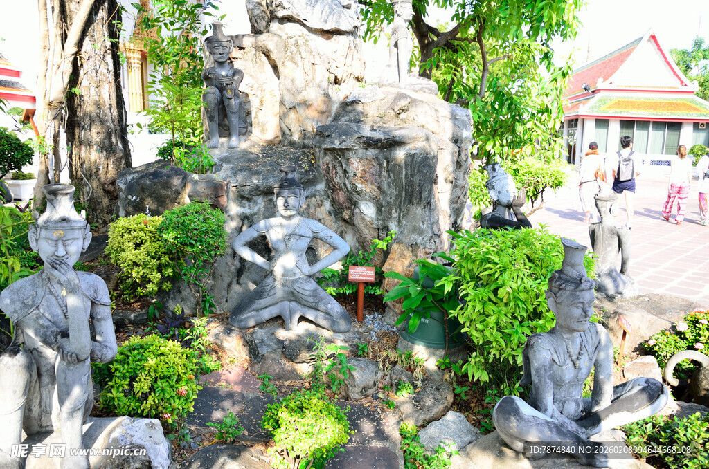 马来西亚园林中的古朴石雕景观