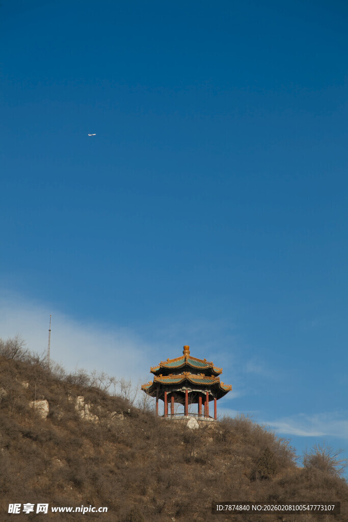 山顶古亭映蓝天