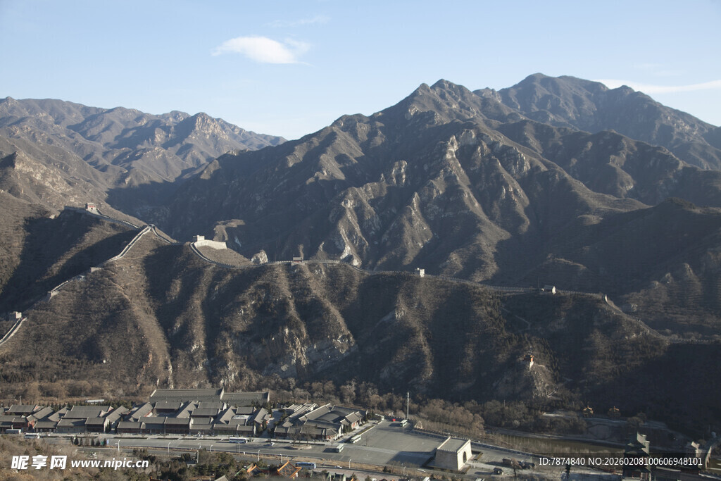 壮丽山景下的城镇风光