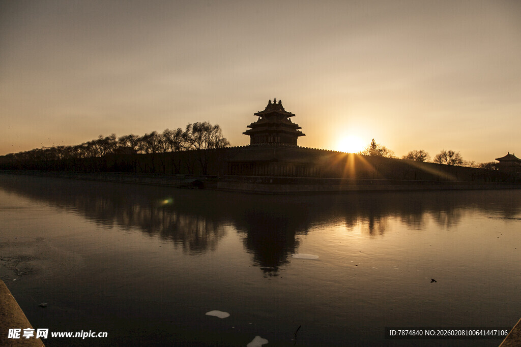夕阳下的古建筑倒影美景