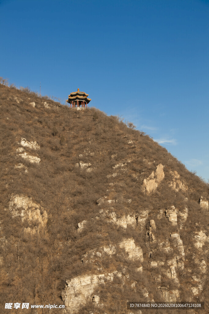 山顶孤车