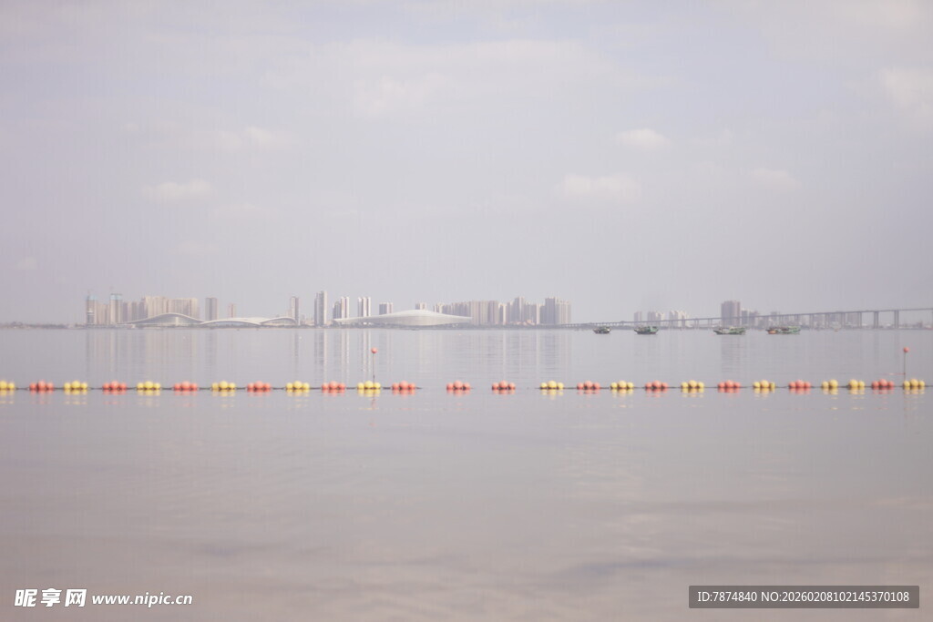 湛江雾中水域的警示浮标