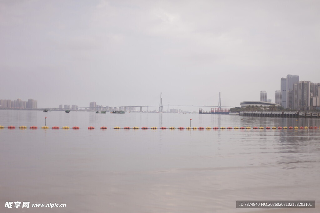 湛江雾中城市江畔风景