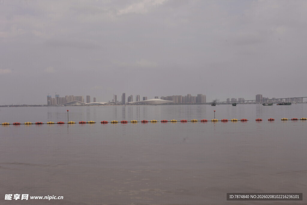 湛江海上船只与浮标景观