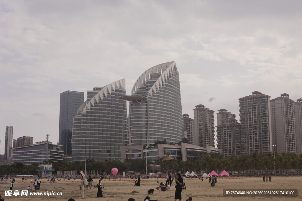湛江海滨城市景观 人群休闲场景