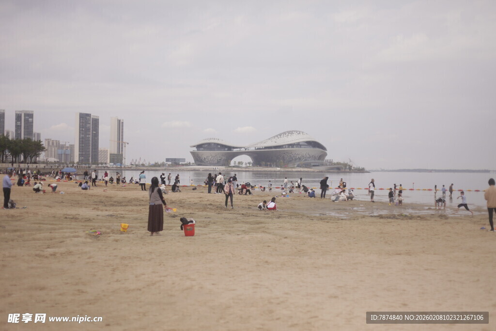 湛江热闹海滨沙滩人群景象