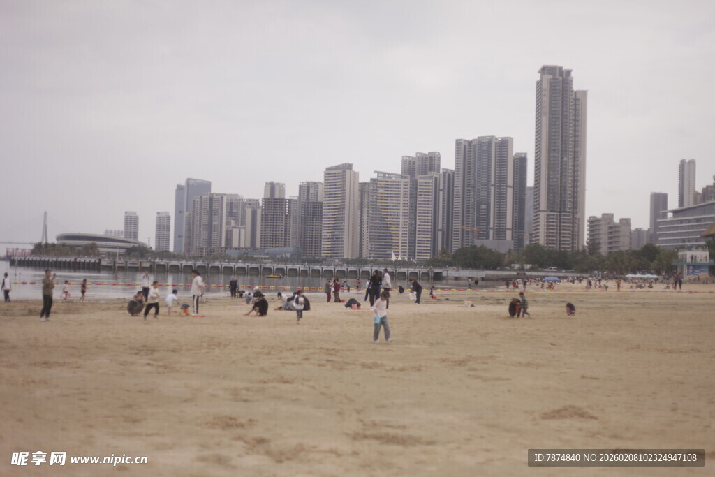 湛江城市海滩上的热闹景象