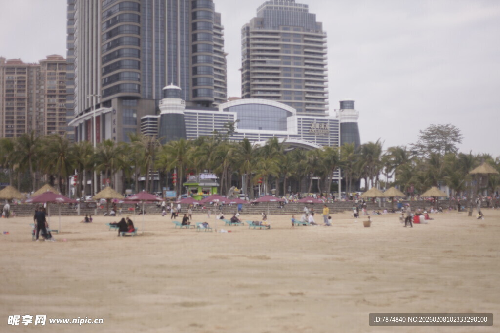 湛江城市沙滩上的休闲人群