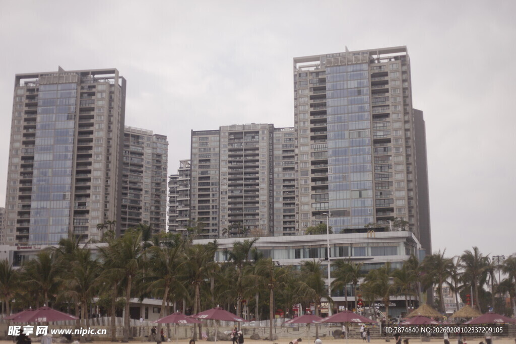 湛江城市高楼与热闹街景