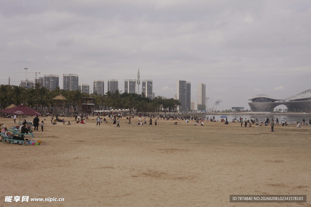 湛江热闹的城市沙滩场景