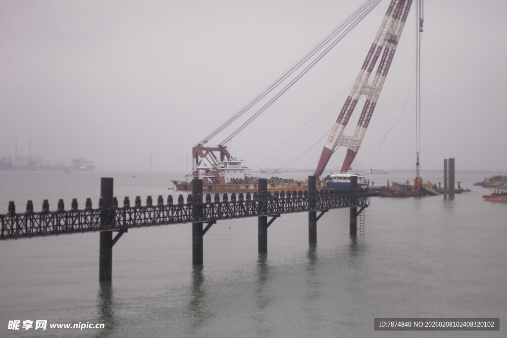 湛江雨中施工的大型桥梁工程