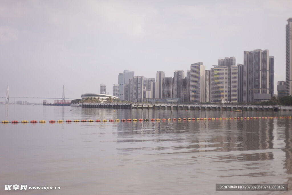 湛江城市江畔高楼倒影景观