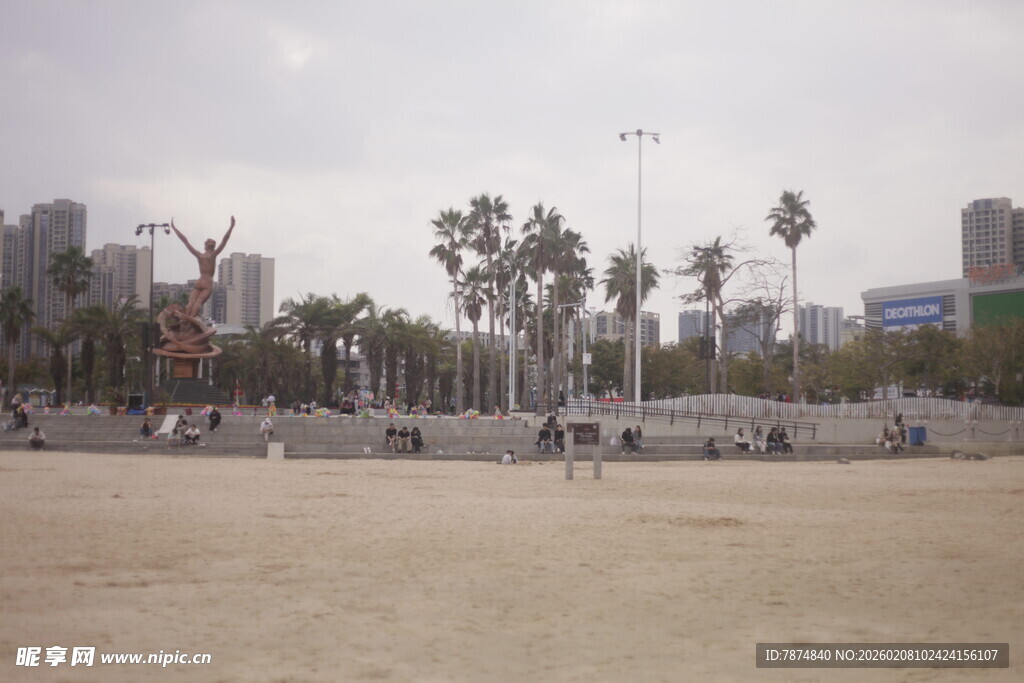 湛江城市沙滩边的休闲场景