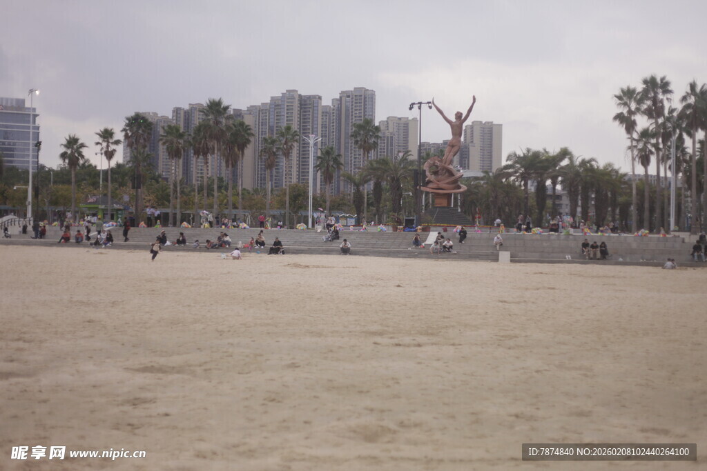 湛江城市沙滩上的休闲景象