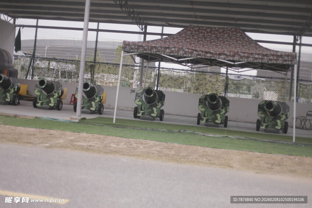 湛江户外遮阳棚下的机械设备