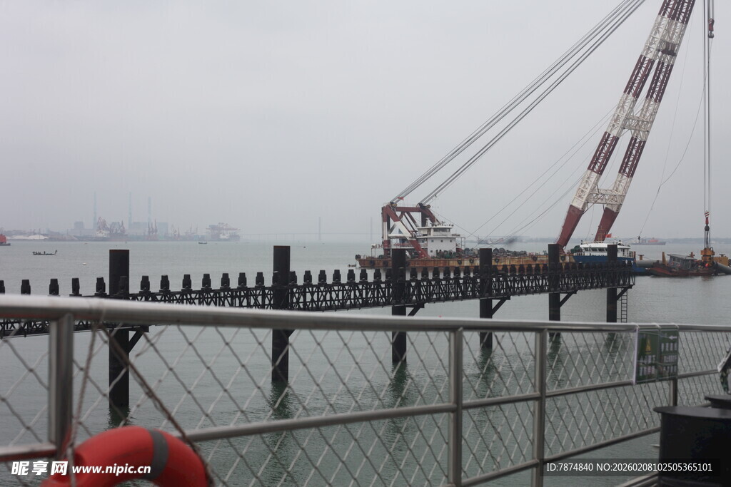 湛江港口起重机作业场景