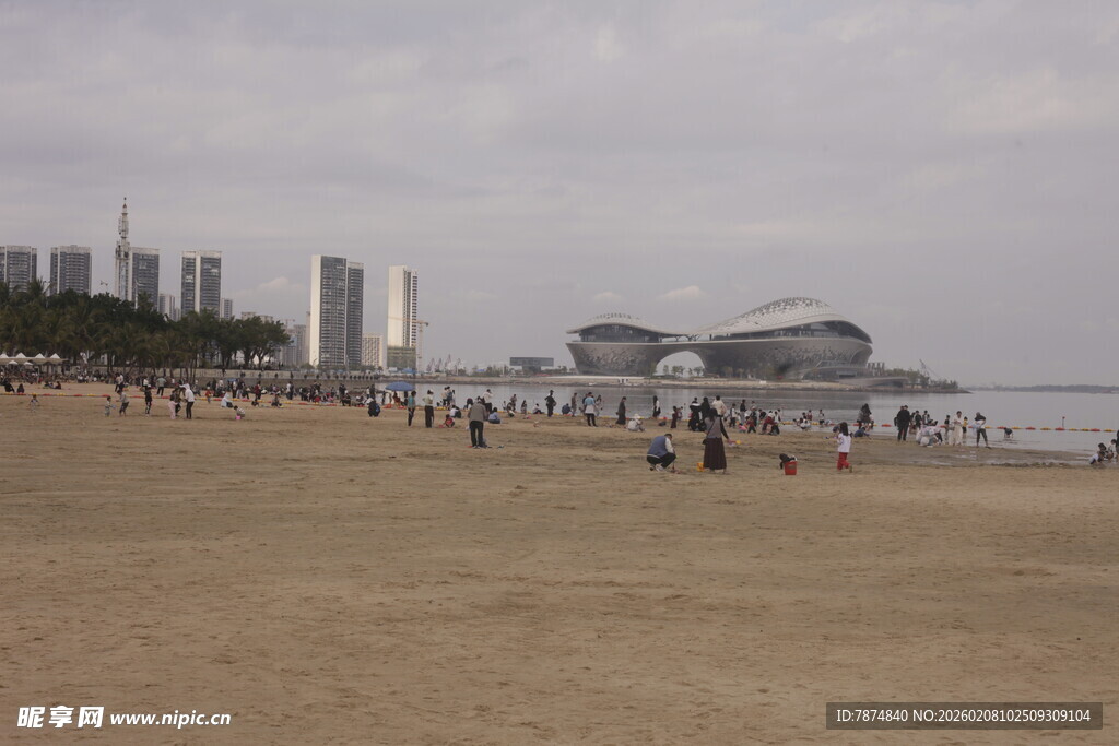 湛江热闹的城市海滨沙滩景象