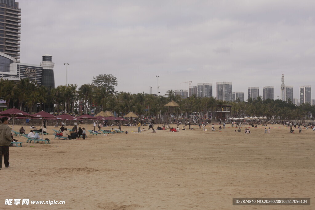 湛江热闹沙滩上的休闲人群
