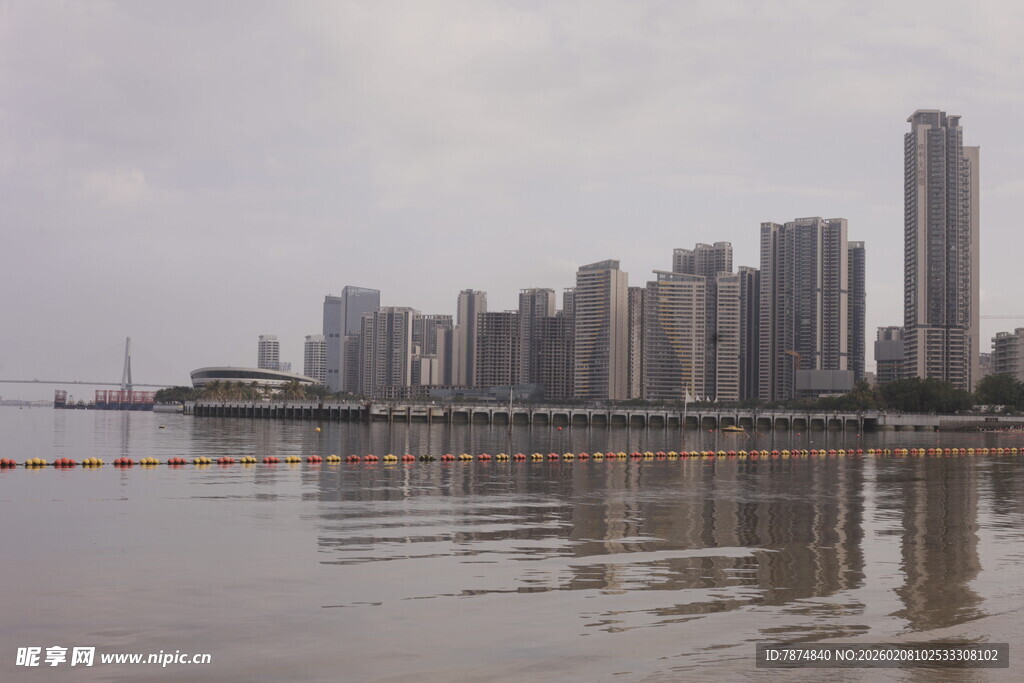 湛江城市滨水高楼景观倒影