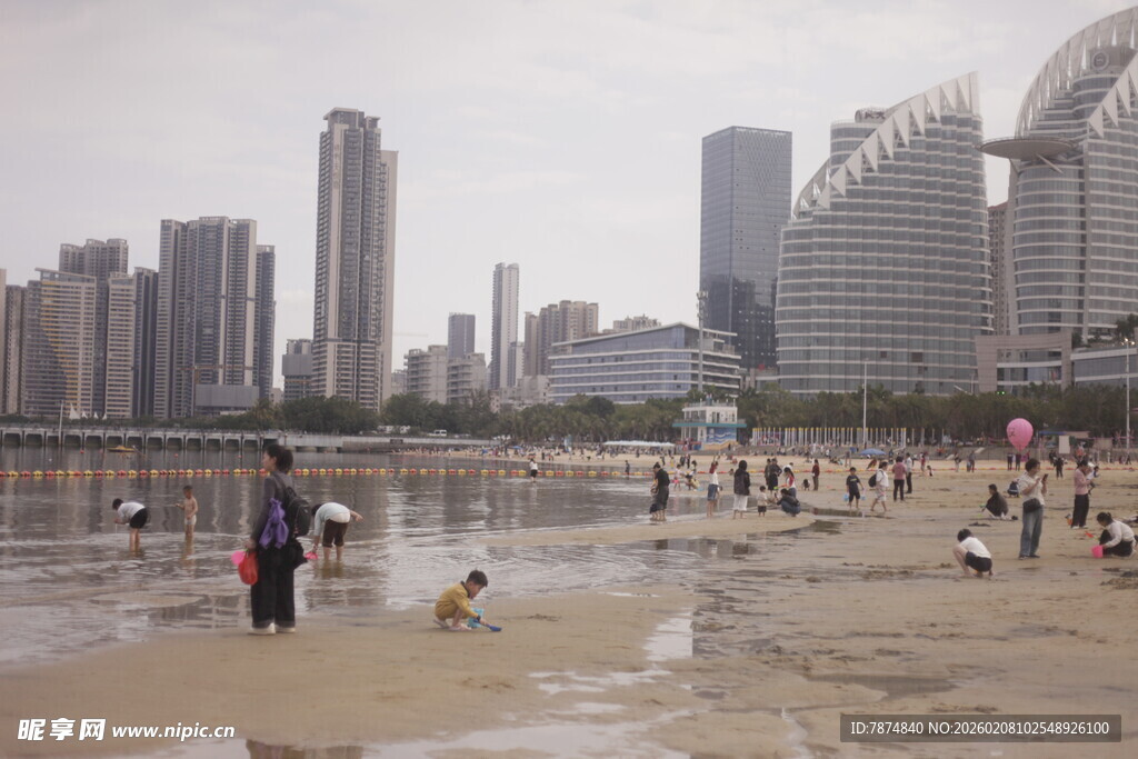 湛江城市沙滩上的休闲人群