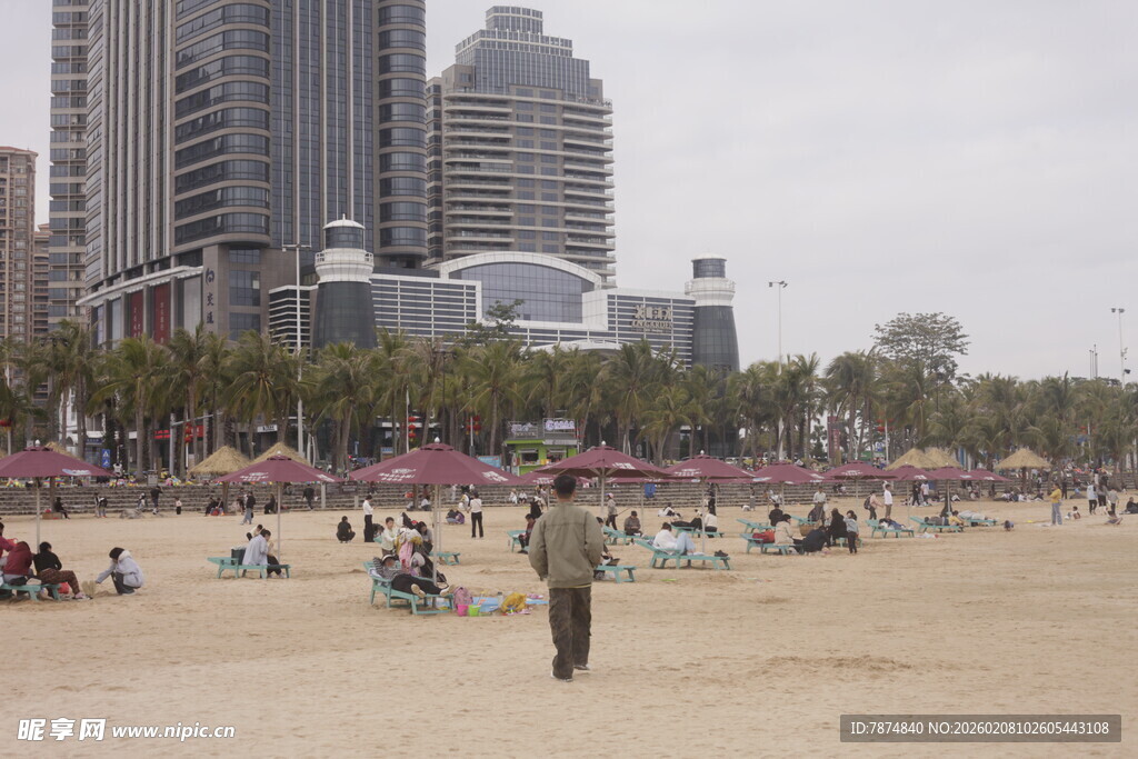 湛江城市沙滩上的休闲人群