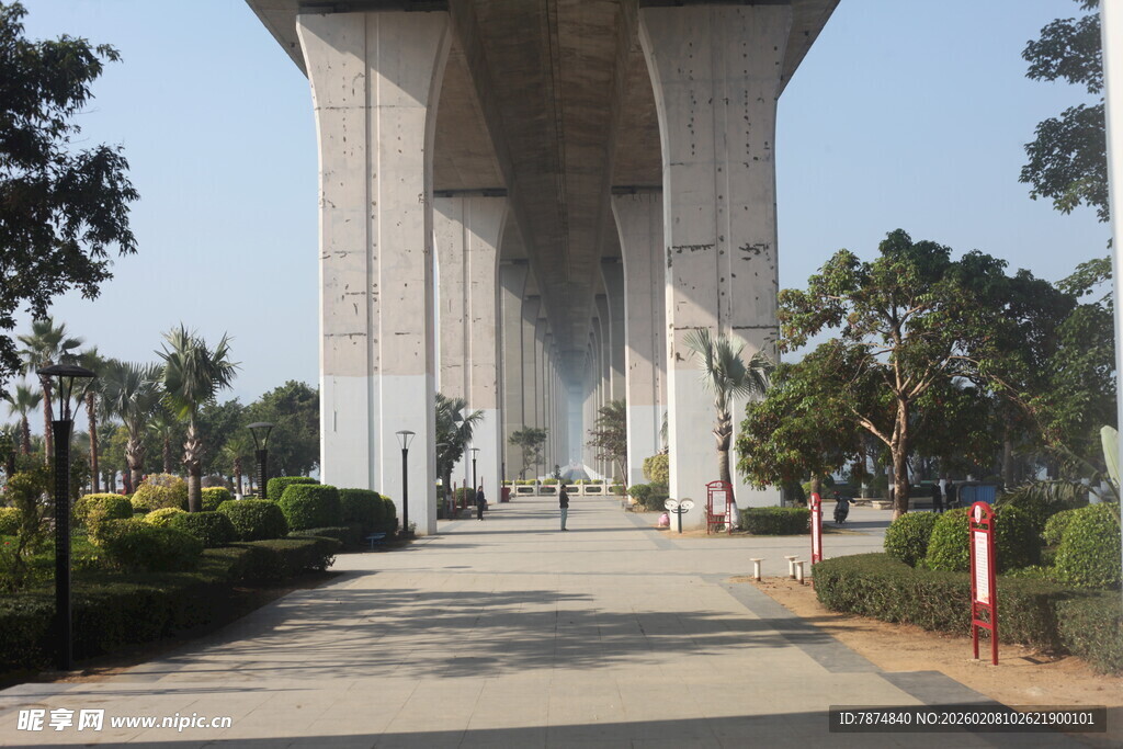 湛江宏伟桥梁下的宽阔步道