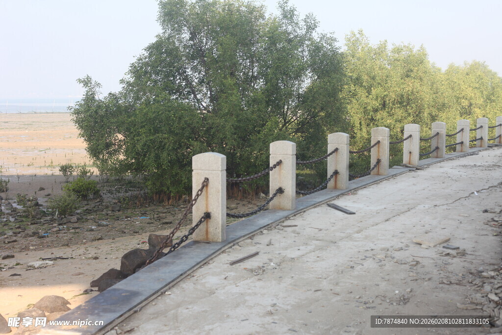 湛江乡村路旁的水泥护栏