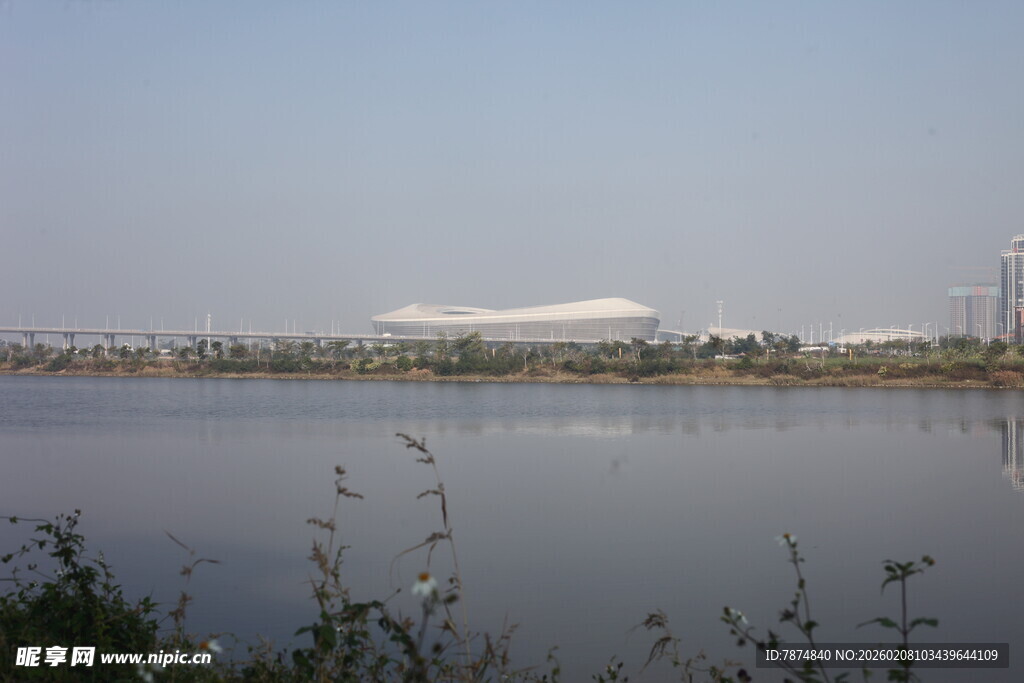湛江湖畔远景中的现代建筑景观