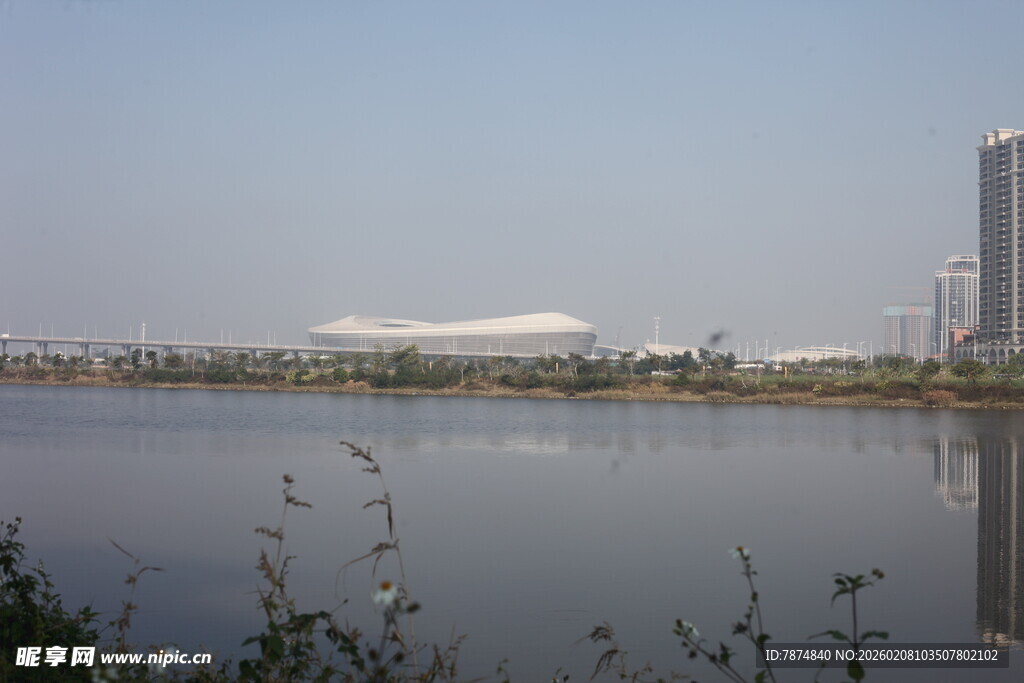 湛江湖畔城市风光