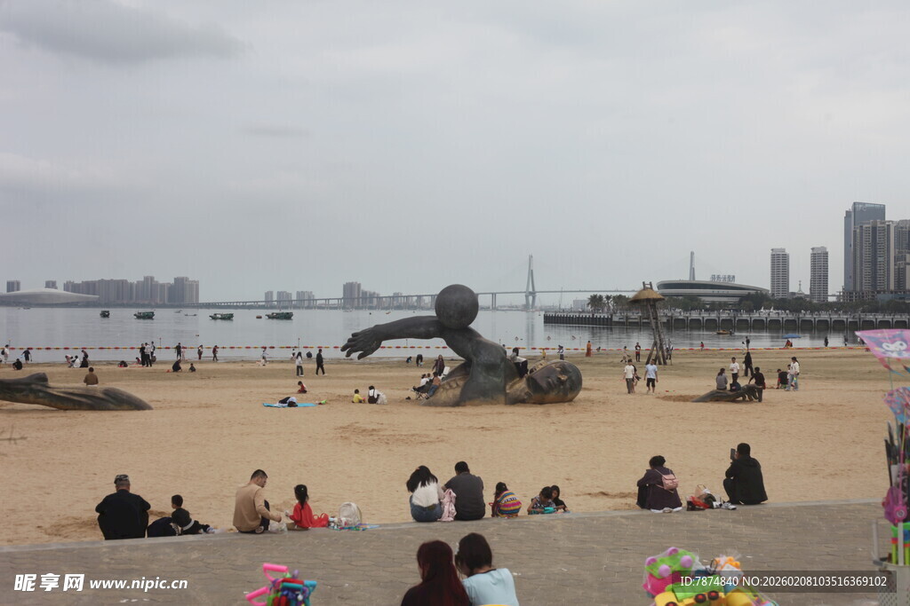 湛江海滨沙滩上的休闲人群