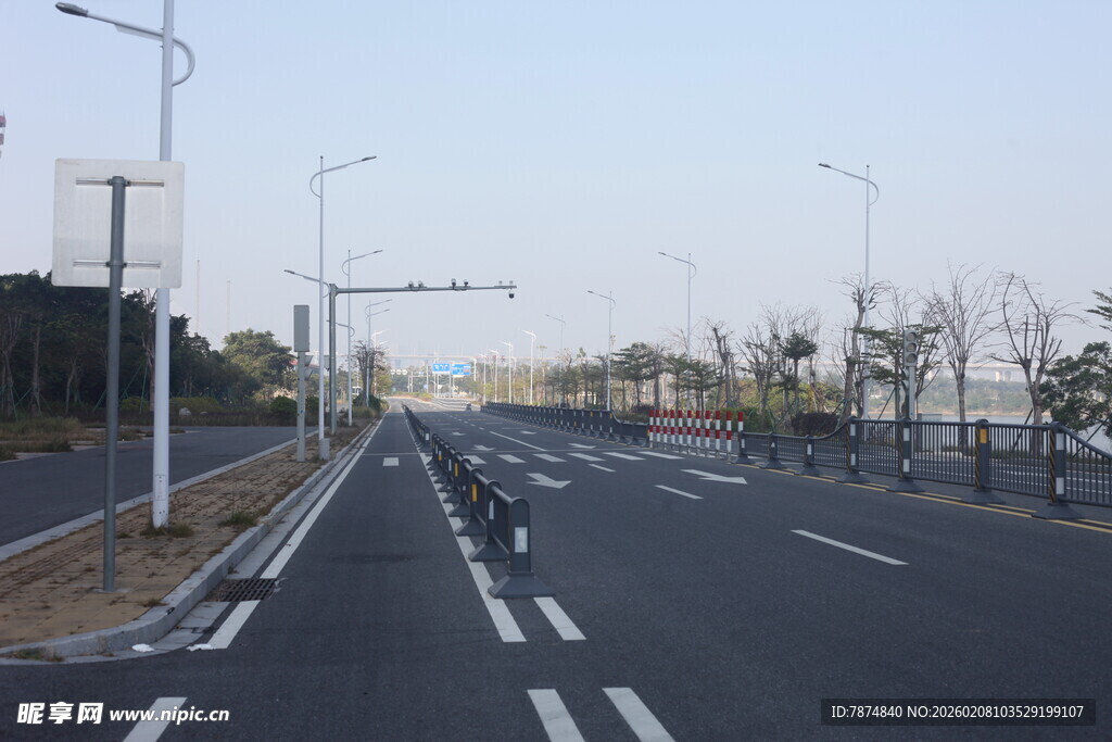 湛江宽阔道路上的骑行者