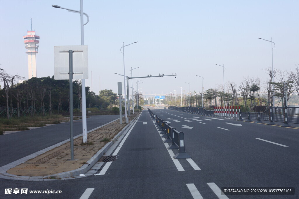 湛江宽阔城市道路与路灯景观