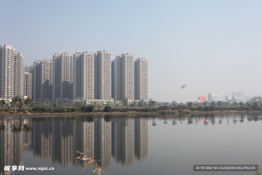湛江湖畔高楼倒影美景