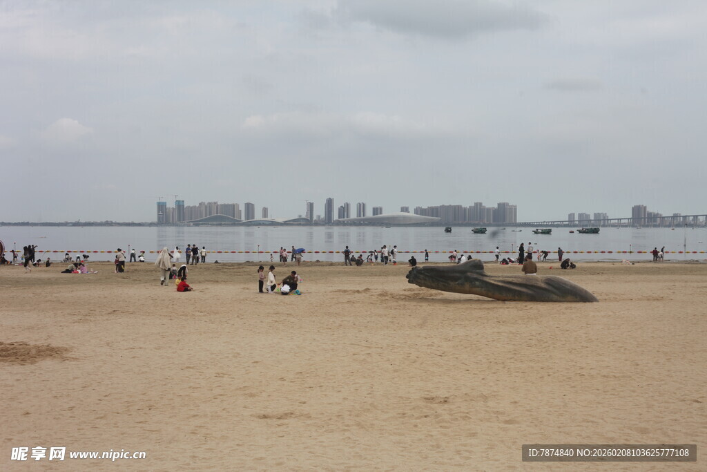湛江海滨沙滩上的休闲人群