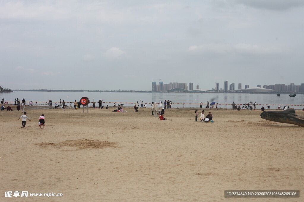湛江热闹的城市海滨沙滩景象