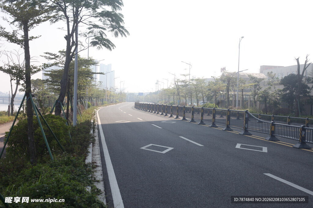 湛江空旷道路旁的绿植与护栏