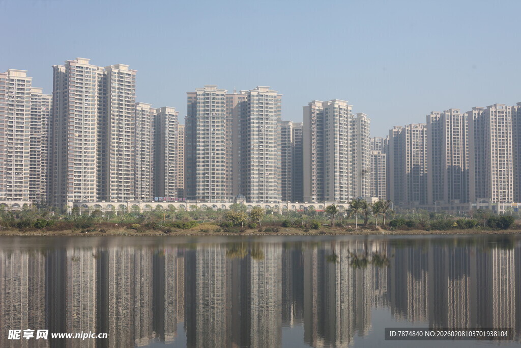 湛江湖畔高楼林立的城市景观