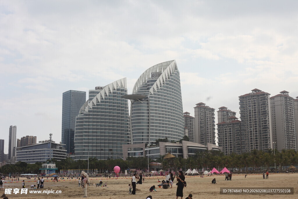 湛江海滨城市景观 人群漫步沙滩