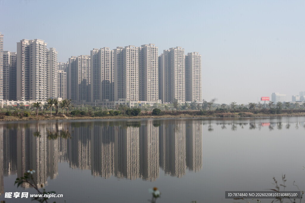 湛江湖畔高楼林立的城市景观