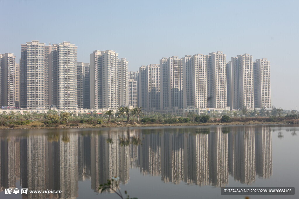 湛江湖畔高楼倒影景观