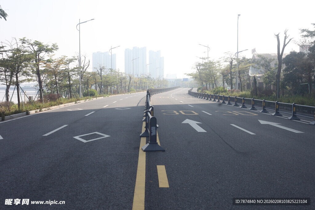 湛江空旷道路上的骑行者