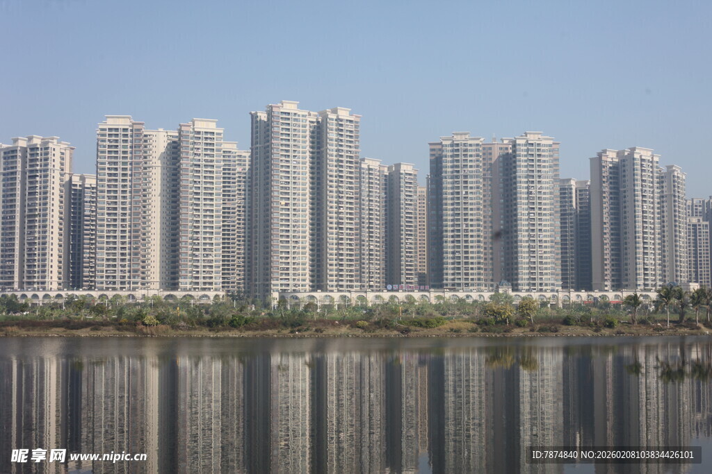 湛江湖畔高楼林立的城市景观