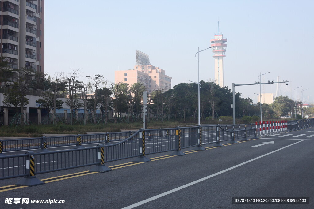 湛江城市道路及远处建筑景观